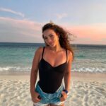 Sofie Dossi Instagram – easy breezy🌴