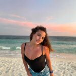 Sofie Dossi Instagram - easy breezy🌴