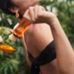 Esmeralda Pimentel Instagram – NO HAY NOCHE SIN ESTRELLAS
NI VERANO SIN VERBENA. 

@adolfodominguezofficial 
#AdolfoDominguezPerfumes
#VerbenaNuevaEdicionLimitada 
🧡💐🌻🍃☀️

(Aplausos a mi madre que ayer descubrió que tiene alto talento pa’ tomar foticos. He aquí las que no quedaron fuera de foco 😂🤭🫶🏼)

📸: @murguiaesmeralda