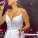 Şevval Sam Instagram – Dün inanılmaz bir gece yaşadık. @harbiyeacikhava ‘yı tıklım tıklım dolduran tüm dostlarla, hep bir ağızdan şarkılar söyledik. İnanılmazdı..❤️ Emeği geçen herkese sonsuz teşekkürler 🙏🏻⭐️🎵🎶💕💞🥰 @vigor_sanat 
Elbise @tarikedizofficial 
Styling @816styling 
@sburcucam