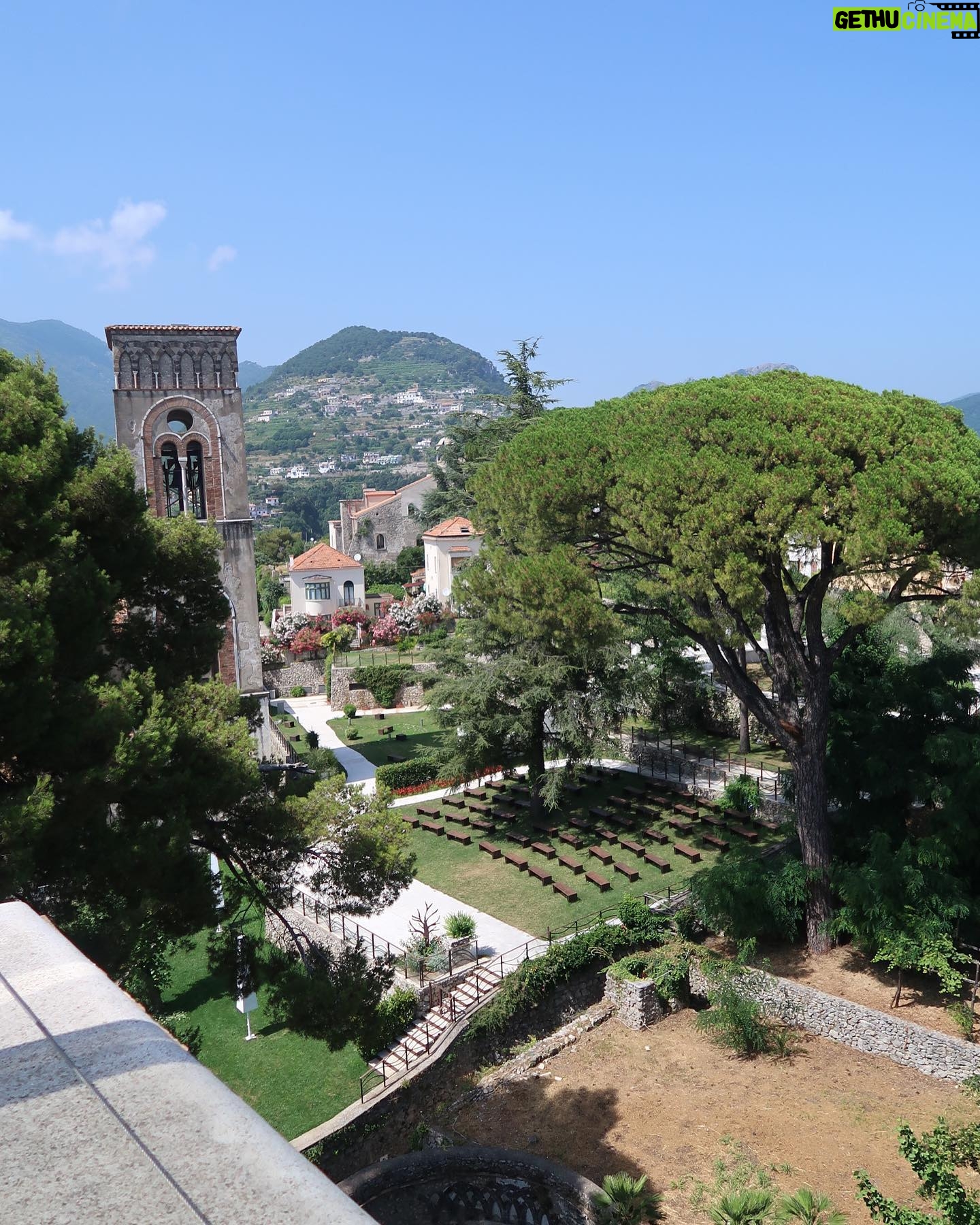 Sarah Michelle Gellar Instagram - A day in #Ravello and #Amalfi. (With the greatest tour guide Roberta from @tourguidenaples ) Also how did I just learn about a #lemonspritz