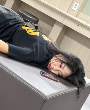 Lee Young-ji Instagram - 공연 전 ,,, 💨💨