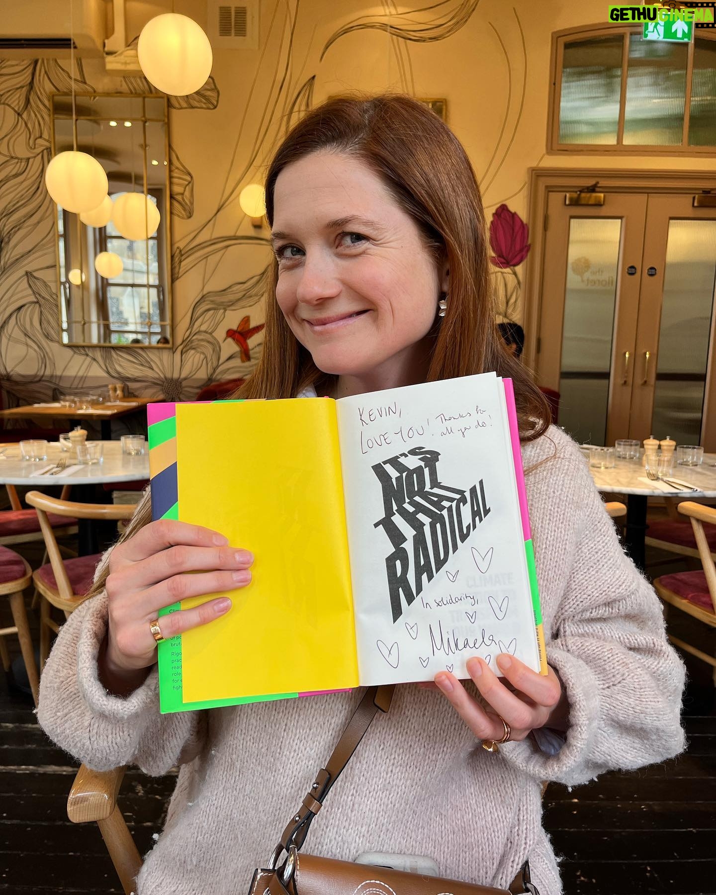 Bonnie Wright Instagram - Wizards 4 climate justice ⚡️🪄pics from a lovely London lunch with @thisisbwright - Bonnie has been the most supportive soul over the years so sharing It’s Not That Radical with her was 🥰❤️🔥 get your copy at any good bookstore or via the link in my bio 💘
(and give her a signed copy for our pal @imkevinjpatel )