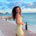 Sofie Dossi Instagram – having an ARU-blast 🚀😝🤪🥰💃💃