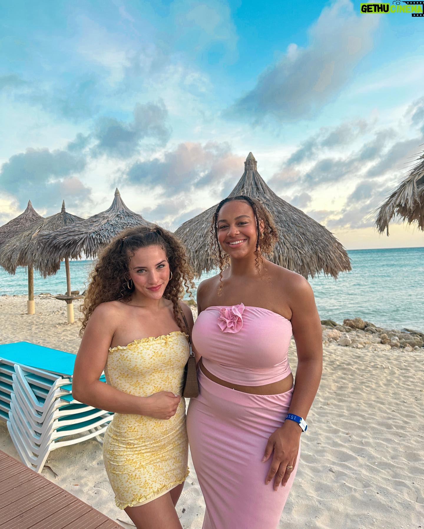 Sofie Dossi Instagram - having an ARU-blast ðððĪŠðĨ°ðð
