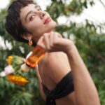 Esmeralda Pimentel Instagram – NO HAY NOCHE SIN ESTRELLAS
NI VERANO SIN VERBENA. 

@adolfodominguezofficial 
#AdolfoDominguezPerfumes
#VerbenaNuevaEdicionLimitada 
🧡💐🌻🍃☀️

(Aplausos a mi madre que ayer descubrió que tiene alto talento pa’ tomar foticos. He aquí las que no quedaron fuera de foco 😂🤭🫶🏼)

📸: @murguiaesmeralda