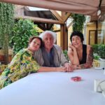Lolita Milyavskaya Instagram - Разговоры о современной живописи с Величайшим Художником нашего времени Юрием Купером. Это происходит очень редко, поэтому каждое мгновение рядом прошу снять кого-нибудь.⁣⁣⠀
Ему 83, а ритм Жизни как не у всех 30-летних! Пишет с 5 утра каждый день. И маленькая стопочка виски, говорит, спасает от ковида).⁣⁣⠀
Рядом близкая подруга Ксения, в её «Булошной» самая вкусная жареная картошка с лисичками🧚‍♂️⁣⁣⠀
Спасибо за ещё один вечер❤️✌️