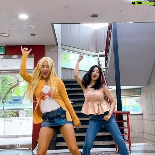 Soyou Instagram - ⛱써머퀸들이 말아 주는 알로하⛱ with #권은비 @silver_rain.__ #소유 #SOYOU #ALOHA #알로하 #ALOHAchallenge #알로하챌린지
