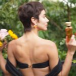 Esmeralda Pimentel Instagram – NO HAY NOCHE SIN ESTRELLAS
NI VERANO SIN VERBENA. 

@adolfodominguezofficial 
#AdolfoDominguezPerfumes
#VerbenaNuevaEdicionLimitada 
🧡💐🌻🍃☀️

(Aplausos a mi madre que ayer descubrió que tiene alto talento pa’ tomar foticos. He aquí las que no quedaron fuera de foco 😂🤭🫶🏼)

📸: @murguiaesmeralda