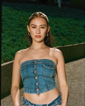 Lola Tung Instagram - blue jean babyyy🦋🤍🦋
@americaneagle #aepartner #aejeans
makeup: @misha212 
hair: @danawillcutyou