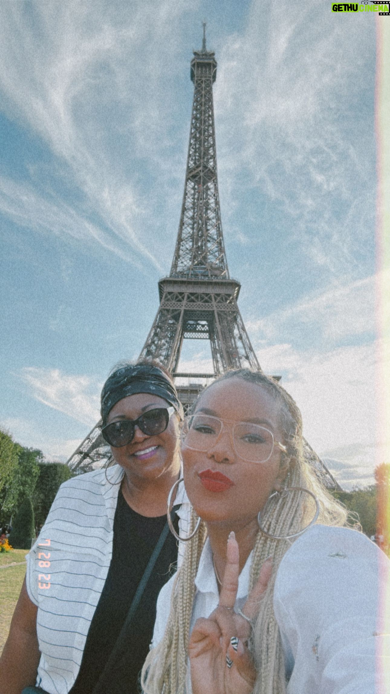 LeToya Luckett Instagram - ✨REFRESH✨
Me & mommy had to escape this #Texas heat & head to Pari!!! Baby, I love these summa braids, but when I need a quick go to that will refresh my scalp after the gym or before a flight @mielleorganics cleansing oil spray does the job every time! It’s in the family of a dry shampoo & it leaves my scalp feeling clean & clear of edge gel build up & other impurities! Merci beaucoup! @mielleorganics for always coming through! ❤️ #ad