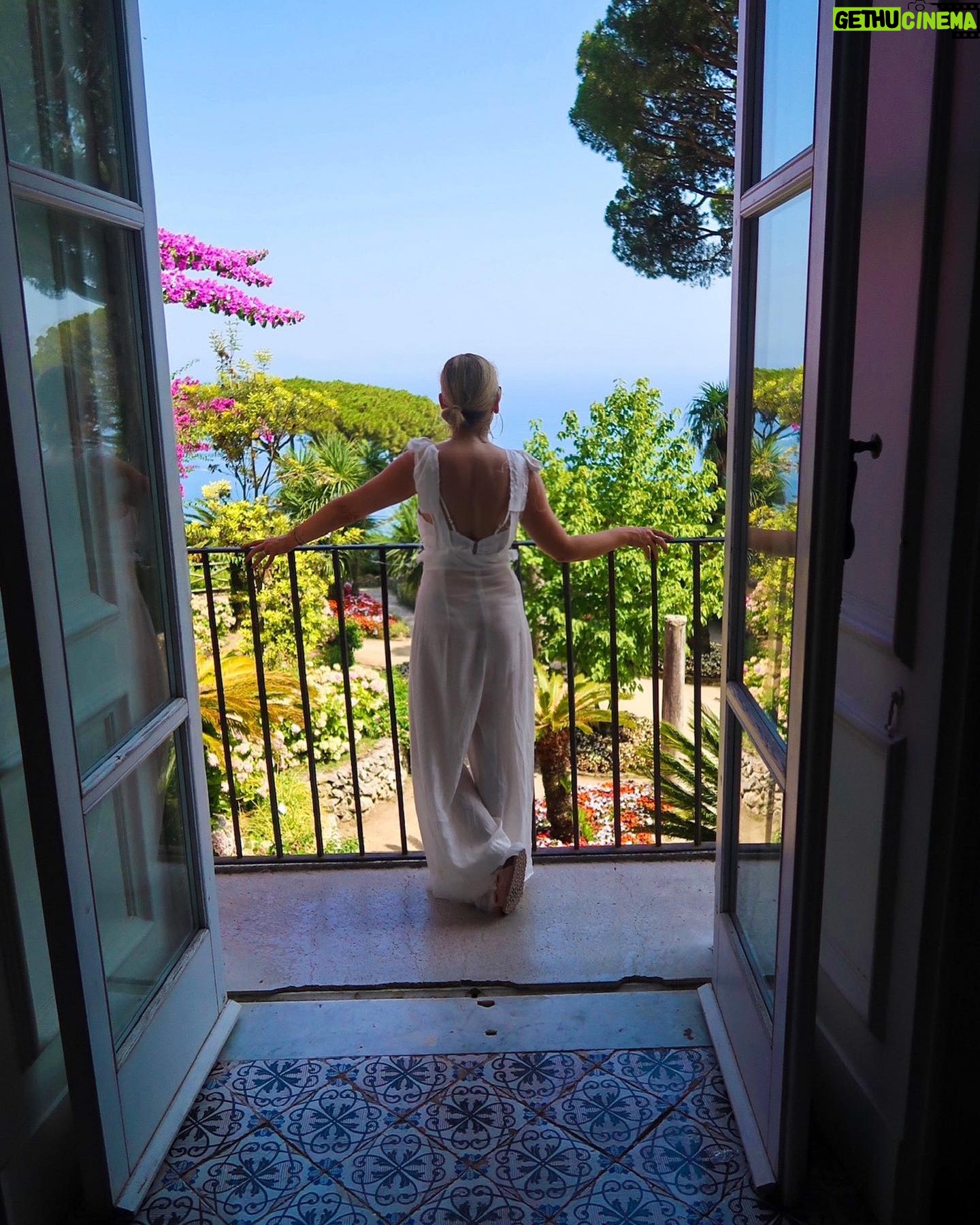 Sarah Michelle Gellar Instagram - A day in #Ravello and #Amalfi. (With the greatest tour guide Roberta from @tourguidenaples ) Also how did I just learn about a #lemonspritz