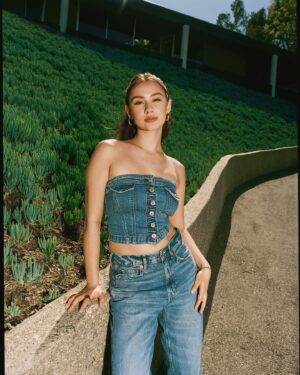 Lola Tung Instagram - blue jean babyyy🦋🤍🦋
@americaneagle #aepartner #aejeans
makeup: @misha212 
hair: @danawillcutyou