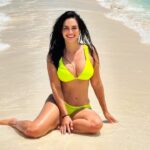 Scarlet Ortiz Instagram – Recordando el paraíso 🩵 Los Roques y Los Bürkle-Ortiz @yulburkle @barbarabrianaburkle amoooooo este lugar! Los trajes de baño gracias a @kaivswimwear 👙#losroques #losroquesvenezuela #losbürkleortiz #viaje #viajefamiliar #familytime #familytrip #scarletortiz #enelmarlavidaesmassabrosa