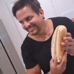 Scarlet Ortiz Instagram – Noche de perros calientes 🌭🤪 @albertoescritorgomez @yulburkle @hevisjevita obvio al estilo venezolano 🥳🙌🏻 que más le echan al perro? #hotdog #perroscalientes