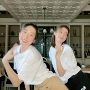 Esther Supreeleela Instagram - หลอกพี่สาวมาเต้นบาร์บี้ค้า😉💖