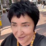 Lolita Milyavskaya Instagram - Люблю Калининград и всё, что с ним связано!⁣⁣⠀
Богатейшая история!⁣⁣⠀
И первый раз в жизни купила янтарь.⁣⁣⠀
Бусы от щитовидки, браслетик от давления, янтарную кислоту - поливать цветы и от похмелья, как написано на баночке).⁣⁣⠀
Всё это в магазине производства янтаря, поэтому эпоксидка исключается😜✌️⁣⁣⠀
Зал красивый, люди улыбаются, организаторы любимые и Слава Богу за каждый день🙏✌️‼️