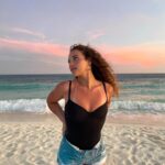 Sofie Dossi Instagram – easy breezy🌴