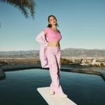 Lola Tung Instagram – floating in AE 💓 @americaneagle #AEPartner #AEJeans
makeup: @misha212 
hair: @danawillcutyou