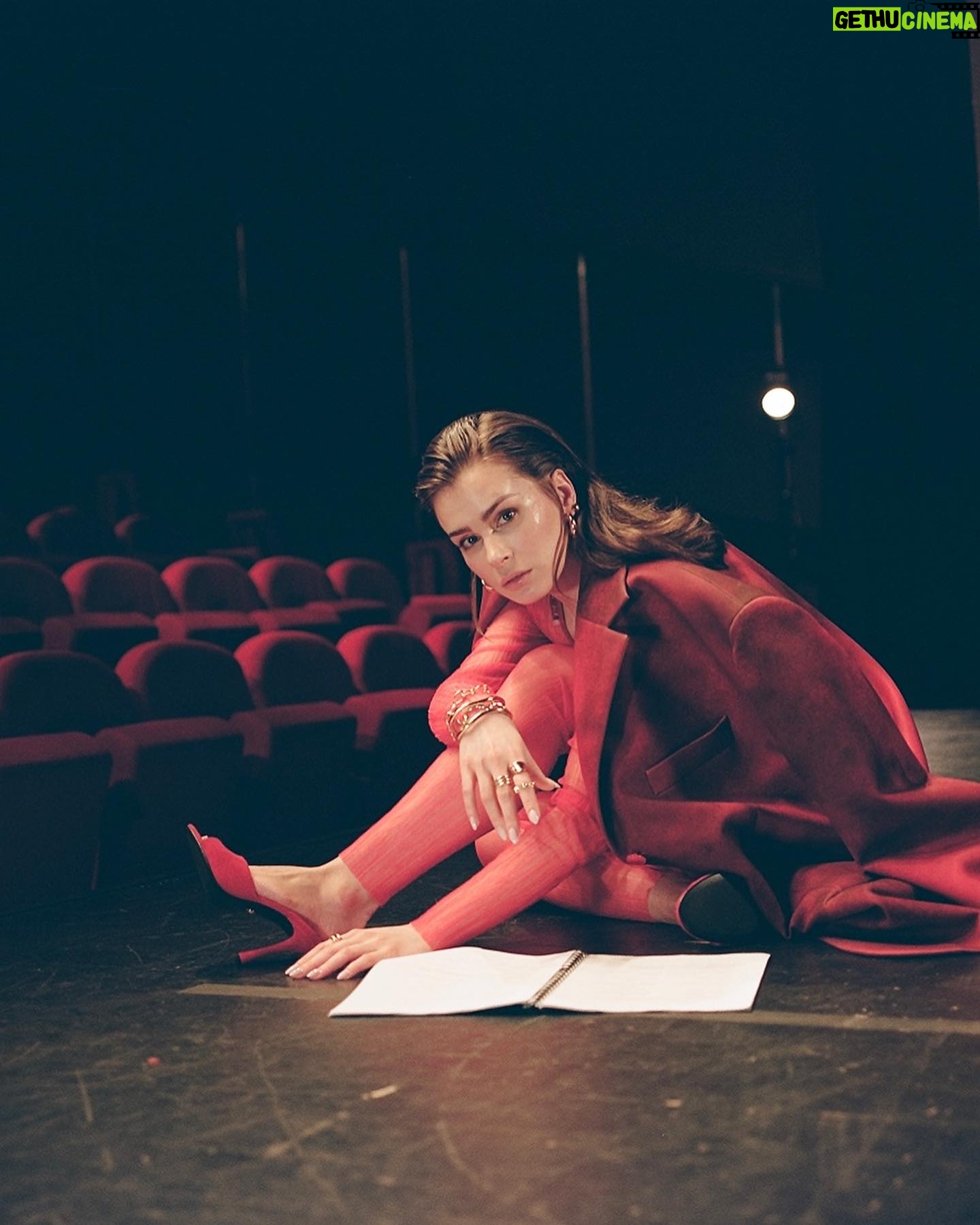 Anna-Maria Sieklucka Instagram - Teatr.
Moje serce.
Moje spełnienie.
Moja pasja.
Mój oddech.
Każde przygotowanie roli.
Każda próba.
Godziny spędzone na nauce tekstu.
Zawsze wtedy czuję, jakby czas się zatrzymał.
Chwilo trwaj.
Jestem.
Nie mogę doczekać się aż spotkam się z Wami ponownie.
„BONOBO” już od 16.09.2023.
.
.
.
#art #role #performance #theater #actress #actresslife #mylove #artist #artistic #artismylife #passion