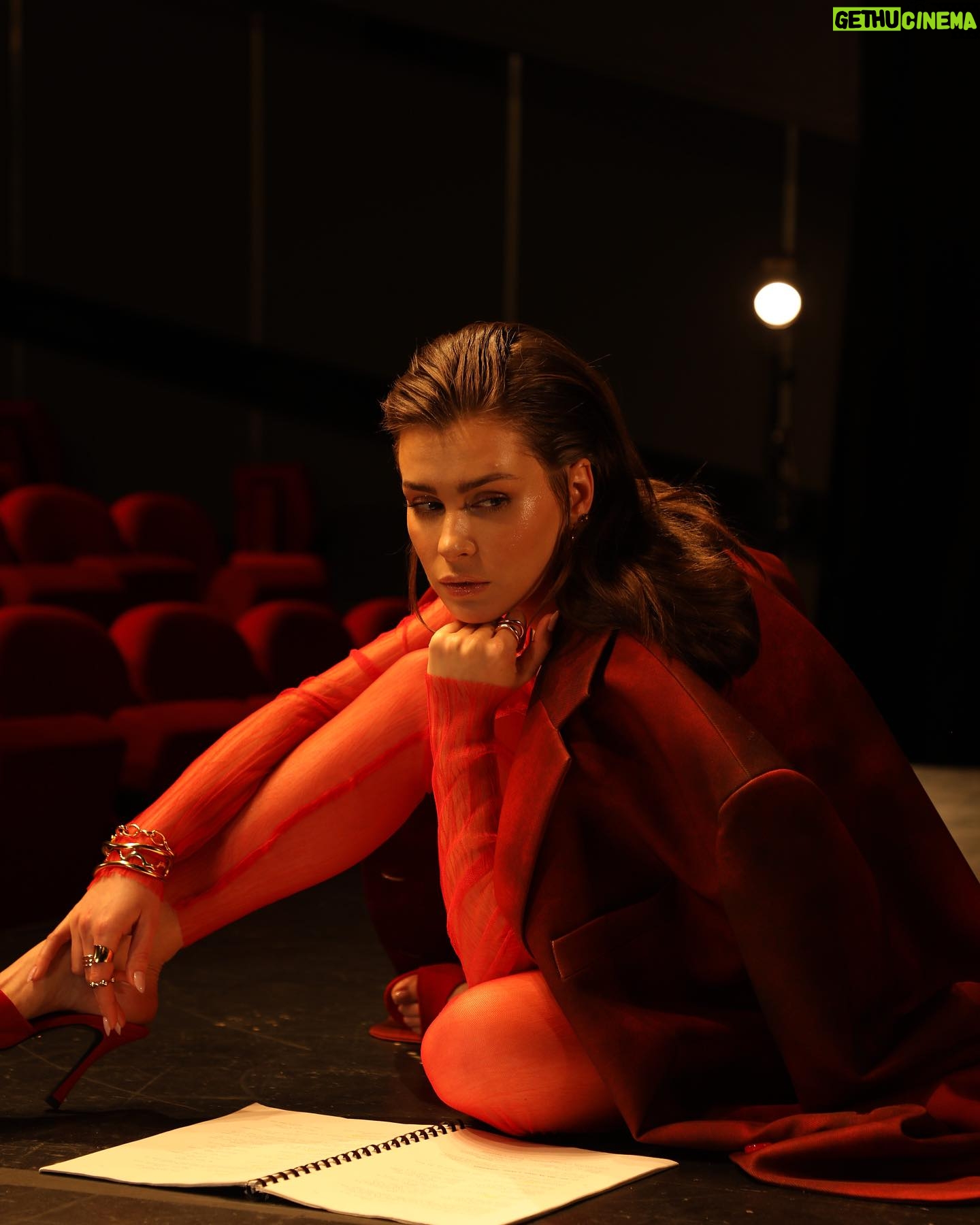 Anna-Maria Sieklucka Instagram - Teatr.
Moje serce.
Moje spełnienie.
Moja pasja.
Mój oddech.
Każde przygotowanie roli.
Każda próba.
Godziny spędzone na nauce tekstu.
Zawsze wtedy czuję, jakby czas się zatrzymał.
Chwilo trwaj.
Jestem.
Nie mogę doczekać się aż spotkam się z Wami ponownie.
„BONOBO” już od 16.09.2023.
.
.
.
#art #role #performance #theater #actress #actresslife #mylove #artist #artistic #artismylife #passion