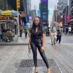 Zonnique Pullins Instagram - b*tches get to NY and swear they Carrie Bradshaw 🤭🖤