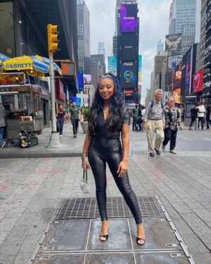Zonnique Pullins Instagram - b*tches get to NY and swear they Carrie Bradshaw 🤭🖤