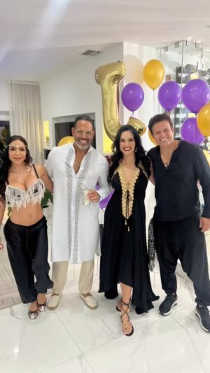 Scarlet Ortiz Instagram - La noche de anoche 👉🏻 “Arabian Night”Celebrando la vida de un muy querido amigo @juanandres1969 🥳🎂🙌🏻🍾 Refelizzzzz Cumpleaños!!!! La pasamos súper🙌🏻 gracias @yanina1717 @samiya.boutique y a la hermosa bailarina @andreagamal16 👏🏻👏🏻👏🏻👏🏻 Yul Hansel la pasó muy mal como ven 🤣 @yulburkle  #cumpleaños #arabiannight #nochearabe