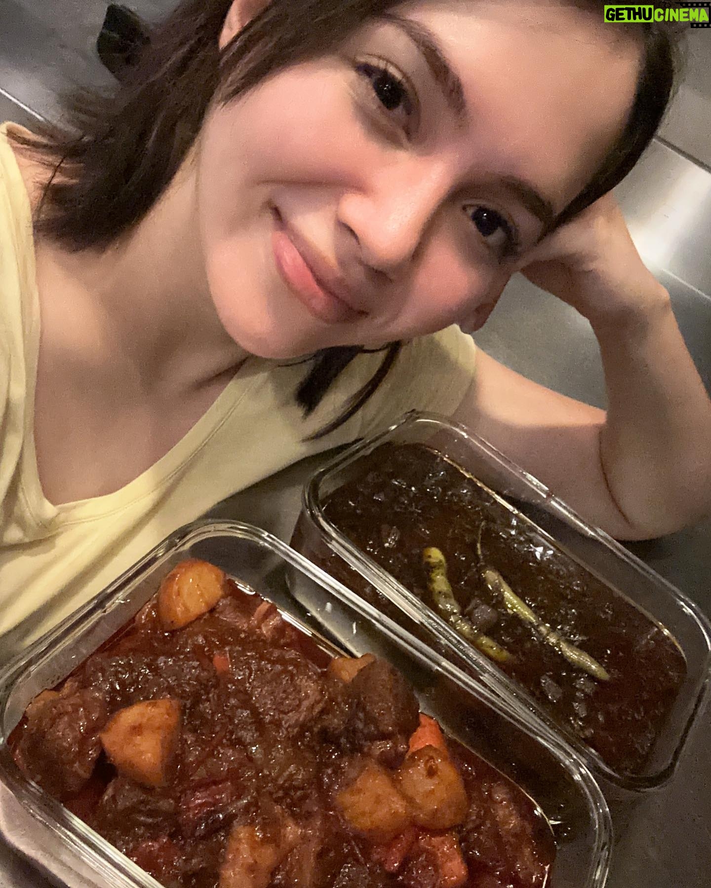 Julia Montes Instagram - Done cooking for tonight … ❤️ #mechado #dinuguan
Quick #JMShare
I’m a very shy person , even showing my lambing sa tao nahihiya ako kailangan pa ng dasal at lakas loob 😅🤣🤭… kaya I consider that my love language is SERVICE … that’s why cooking for friends, co-workers and family is my happiness ❤️😘