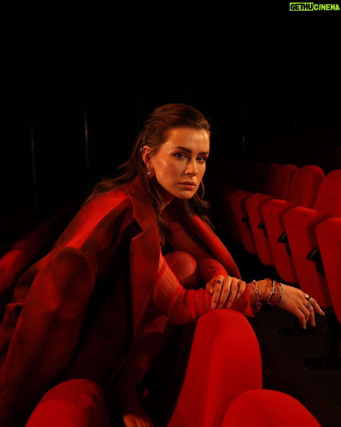 Anna-Maria Sieklucka Instagram - Teatr.
Moje serce.
Moje spełnienie.
Moja pasja.
Mój oddech.
Każde przygotowanie roli.
Każda próba.
Godziny spędzone na nauce tekstu.
Zawsze wtedy czuję, jakby czas się zatrzymał.
Chwilo trwaj.
Jestem.
Nie mogę doczekać się aż spotkam się z Wami ponownie.
„BONOBO” już od 16.09.2023.
.
.
.
#art #role #performance #theater #actress #actresslife #mylove #artist #artistic #artismylife #passion