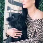 Scarlet Ortiz Instagram – Cómo no amarlos? Cómo no respetarlos y agradecerles? Mi Dollar de Jesús, mi negrito gruñón 🐾🖤 Gracias por cada gesto de amor! Te amoooo mi Negrito de mi Amor! 
Pienso que como tratamos a nuestros animales habla mucho de nuestra humanidad, educación y empatía! #dollar🐾 #amorincondicional #justlove #inconditionallove #doglover #scarletortiz