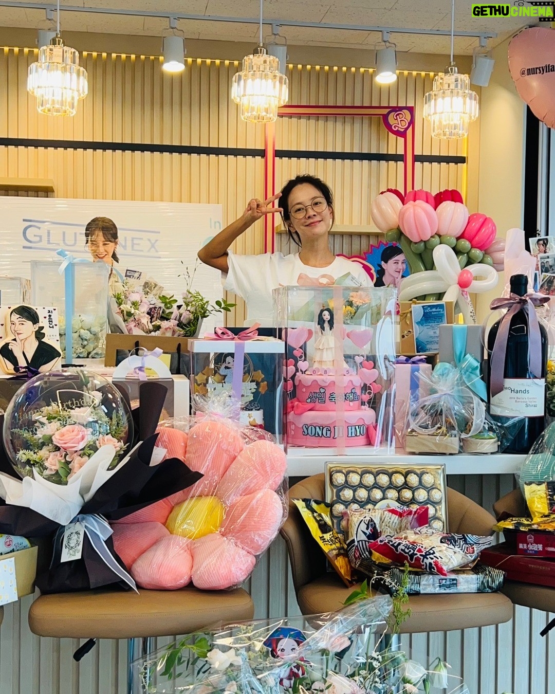 Song Ji-hyo Instagram - 매년 돌아오는 생일이지만 축하해 주시는 여러분이 있어 행복하고 특별하게 느껴지는 날입니다✨🙌🏻
넘치게 보내주시는 응원과 사랑에 늘 감사감사합니다!!!!
더욱 열씨미 하는 제가 되겠습니다
감사하고 또 감사합니다
그리고 사랑합니다💜