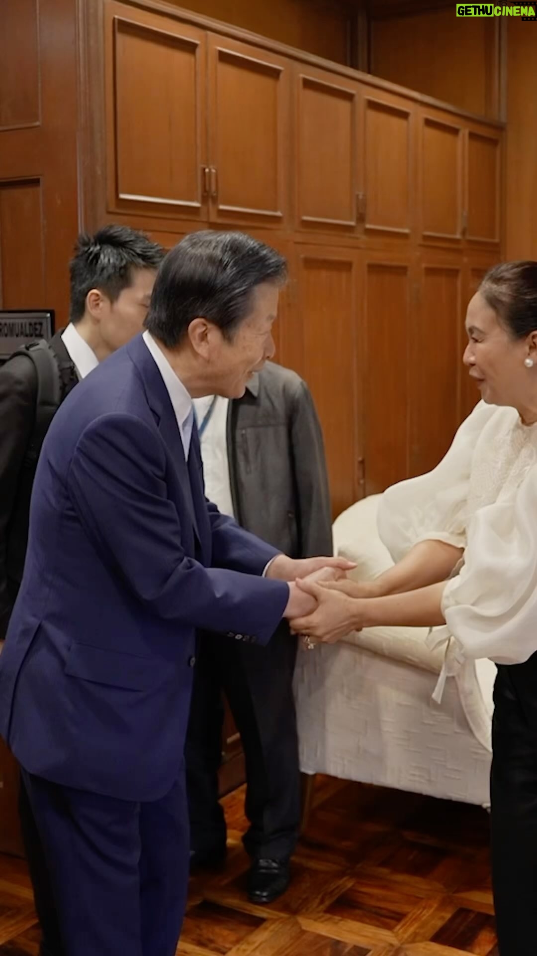 Karla Estrada Instagram - Ngayong araw, tayo po ay binisita ni Hon. Natsuo Yamaguchi, ang Chief Representative ng Japan’s Komeito Party at miyembro ng House of Councillors, National Diet of Japan.
Sa aming naging pagpupulong ay aming napag-usapan ang pagpapalakas at pagpapalawak pa ng bilateral relations sa pagitan ng Japan at ng Pllipinas, kabilang a ang pagpapa-igting ng kooperasyon ukol sa Maritime Security ng dalawang bansa.
Ipinaabot rin natin ang naging resolusyon sa Kongreso, ang Resolution No. 94, kung saan isusulong nito ang magandang ugnayan sa pagitan ng ating bansa at Japan sa tulong na rin ng Philippines-Japan Parliamentarians’ Friendship Society.
Thank you, Hon. Natsuo Yamaguchi and to the Japanese delegates. Mabuhay!
@martinromualdez
@yeddamarieromualdez