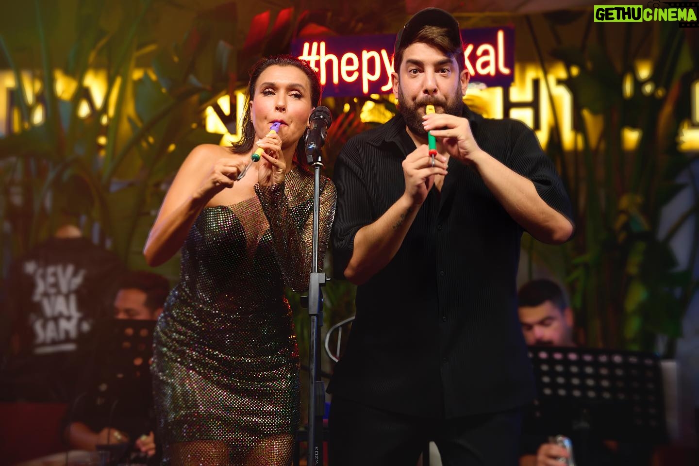 Şevval Sam Instagram - Çeşme’deki muhteşem geceyi kaçıranlar!!Bodrum’u halâ yakalama şansınız var!!!.. (sanıyorum çünkü Sold Out olmak üzere) 🤗🥳 ROCK’I SEVENLER!!! 😉 #rockıseveriz
@hepyenikalcom @hybridcommunity #xumabeach @ceydahasirci
Fotoğraflar @halilguzel
Elbise @tarikedizofficial
Styling @sburcucam