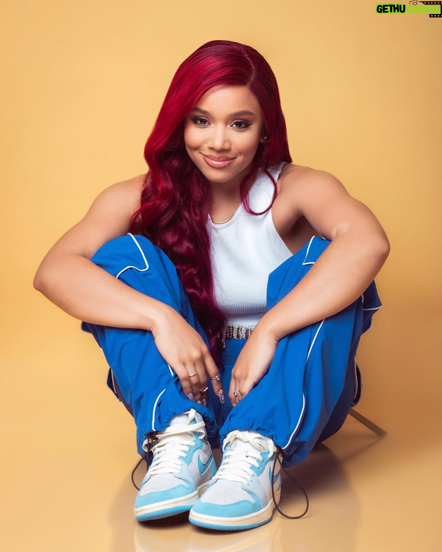 Chelsy García Instagram - ROJA🚩🌶️
📸En el lente: @marcelino.marte @pyramis.studio
👟Mis Jordan’s de @usaathleticsrd
👗Outfit @claraimportaciones
💄Maquillaje @mariela_beauty_style
👩🏻🦰Postura de peluca @richgirlhairinc