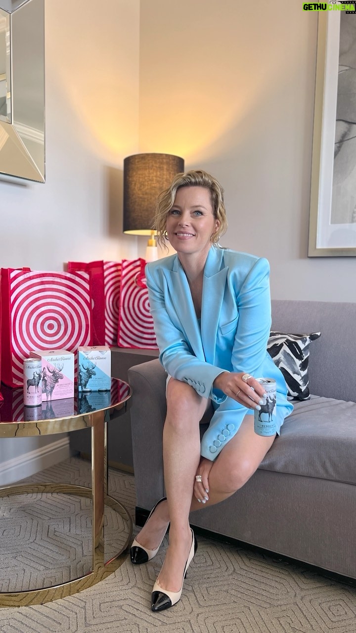 Elizabeth Banks Instagram - Have you tried @archerroosewines yet? Head to @Target and stock up on our Italian Bubbly and Bubbly Rosé for the weekend!
.
Visit the Archer Roose 🔗link in bio🔗 to find a Target near you! Check your local store for exclusive savings and offers 😉