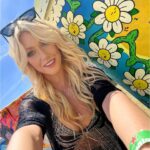 Katherine McNamara Instagram - Happy ThursDaisy! 🦋🌼🤍