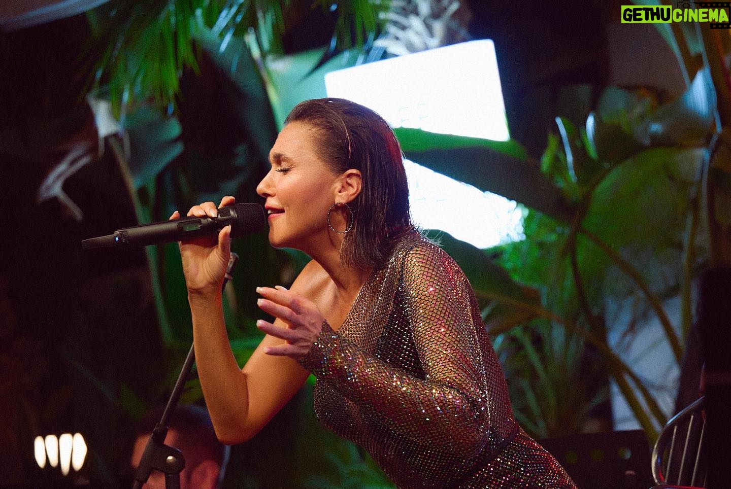 Şevval Sam Instagram - Çeşme’deki muhteşem geceyi kaçıranlar!!Bodrum’u halâ yakalama şansınız var!!!.. (sanıyorum çünkü Sold Out olmak üzere) 🤗🥳 ROCK’I SEVENLER!!! 😉 #rockıseveriz
@hepyenikalcom @hybridcommunity #xumabeach @ceydahasirci
Fotoğraflar @halilguzel
Elbise @tarikedizofficial
Styling @sburcucam