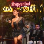 Şevval Sam Instagram – Çeşme’deki muhteşem geceyi kaçıranlar!!Bodrum’u halâ yakalama şansınız var!!!.. (sanıyorum çünkü Sold Out olmak üzere) 🤗🥳 ROCK’I SEVENLER!!! 😉 #rockıseveriz 
@hepyenikalcom @hybridcommunity #xumabeach @ceydahasirci 
Fotoğraflar @halilguzel 
Elbise @tarikedizofficial
Styling @sburcucam