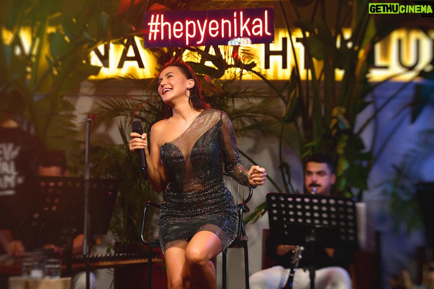 Şevval Sam Instagram - Çeşme’deki muhteşem geceyi kaçıranlar!!Bodrum’u halâ yakalama şansınız var!!!.. (sanıyorum çünkü Sold Out olmak üzere) 🤗🥳 ROCK’I SEVENLER!!! 😉 #rockıseveriz
@hepyenikalcom @hybridcommunity #xumabeach @ceydahasirci
Fotoğraflar @halilguzel
Elbise @tarikedizofficial
Styling @sburcucam