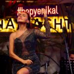 Şevval Sam Instagram – Çeşme’deki muhteşem geceyi kaçıranlar!!Bodrum’u halâ yakalama şansınız var!!!.. (sanıyorum çünkü Sold Out olmak üzere) 🤗🥳 ROCK’I SEVENLER!!! 😉 #rockıseveriz 
@hepyenikalcom @hybridcommunity #xumabeach @ceydahasirci 
Fotoğraflar @halilguzel 
Elbise @tarikedizofficial
Styling @sburcucam