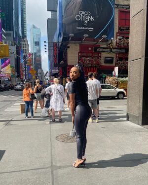 Zonnique Pullins Instagram - b*tches get to NY and swear they Carrie Bradshaw 🤭🖤