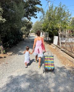 Özge Özpirinçci Instagram - Perşembe günleri semt pazarı günümüzdür. Elbiselerimiz @tanemsivar ın hediyesidir. Pazar sepetimiz son model 4*4 tür. Fotoğrafımızı çeken @burakyamanturk tür 🥰