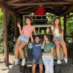 Scarlet Ortiz Instagram – Hijos felices 👉🏻 madres re felicessss 😂 🙌🏻 Agradecida por este fin de semana 🥳💜 gracias @wenmnc @blossomid_  Por si preguntan nos fuimos las mamás solas, les dimos vacaciones a los maridos 🤣 o fueron vacaciones para nosotras? 🤪 #friends #friendstime #amigos #viaje #bushgardens #fun #amistad #hijos