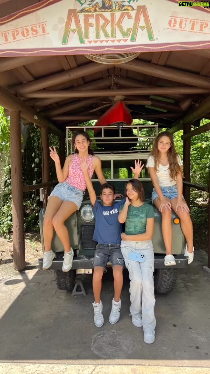 Scarlet Ortiz Instagram - Hijos felices ๐๐ป madres re felicessss ๐ ๐๐ป Agradecida por este fin de semana ๐ฅณ๐ gracias @wenmnc @blossomid_ Por si preguntan nos fuimos las mamรกs solas, les dimos vacaciones a los maridos ๐คฃ o fueron vacaciones para nosotras? ๐คช #friends #friendstime #amigos #viaje #bushgardens #fun #amistad #hijos