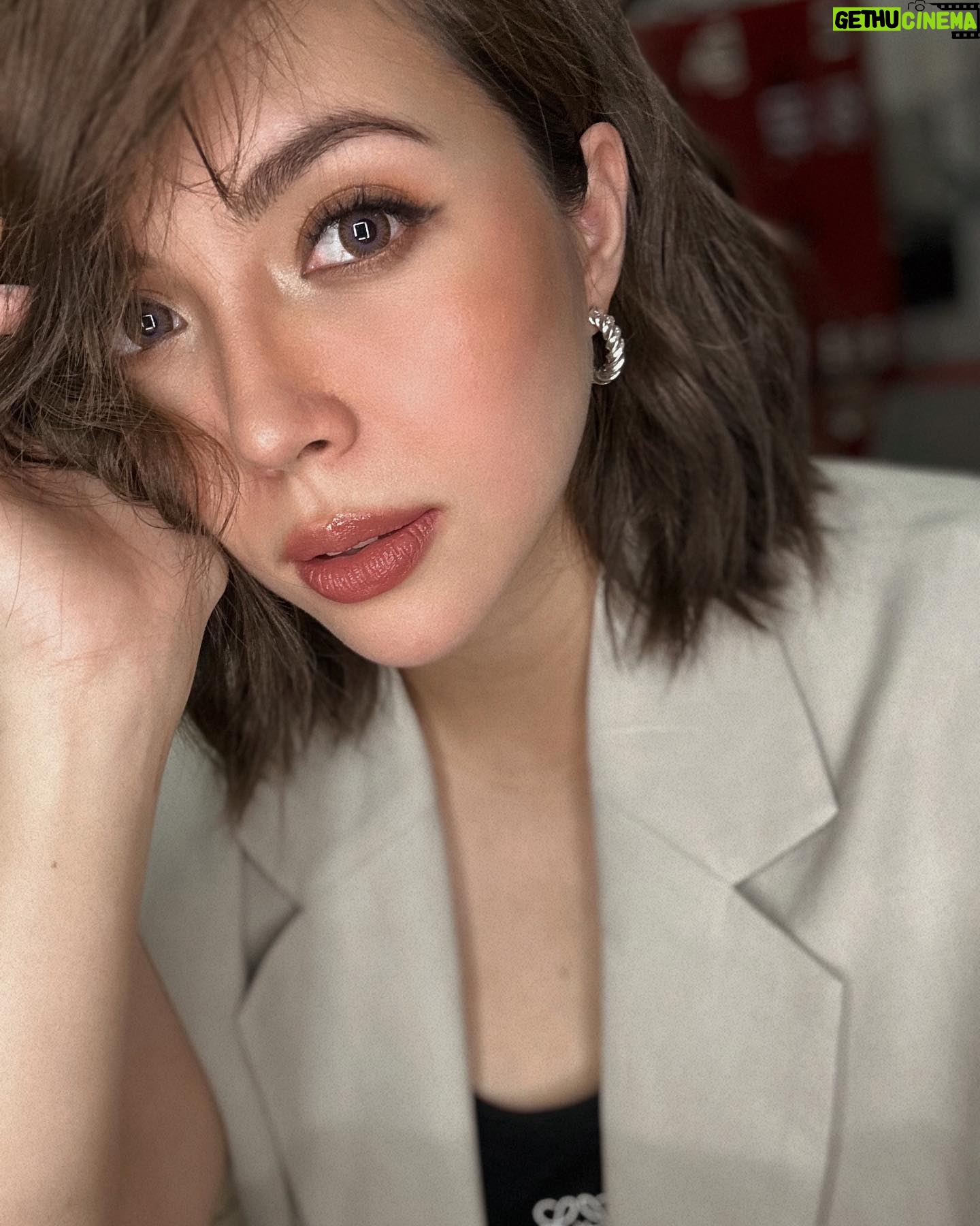 Julia Montes Instagram - Never regret a day in your life … good days give happiness, bad days give experience, worst days give lessons , and best days give memories…
#JMtips
So happy to be with the team … missin kuya mac sa photo @macmerla … almost complete ❤️