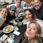 Jésica Cirio Instagram - Mi semana en 10 fotos 🫶🏻

1. Haciéndome la sexy en el espejo🪞
2. Listas para salir a pasear 🚗
3. Mi look para el evento de @janoseventos👗
4. Merienda con amigos ☕️
5. Selfie después de entrenar 💪🏻
6. Visitando @macn.oficial con Chloe 🦕
7. Conociendo a Solei 👶🏻
8. Gran compañero de conducción @polloalvarez 🎤
9. Muero de amor 🥰
10. Hay equipo @polloalvarez @gastialmada @federicoalmadaokk 🙌🏻