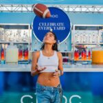 Jessie Reyez Instagram - 🟦🟦🟦🙎🏽‍♀️🟦🟦🟦 #ad
Performed at the CÎROC halftime show during the New York Giants game in celebration of Latino Heritage Month ❤️
.
.
.
. 
.
CÎROC Vodka. Distilled From Fine French Grapes. 40% Alc/Vol. Imported from France by Diageo, New York, NY. Drink responsibly. Don’t share with anyone under legal age.