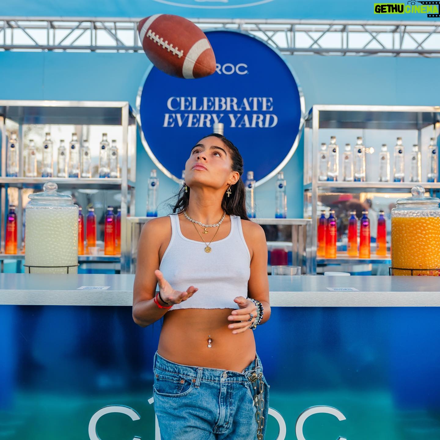 Jessie Reyez Instagram - 🟦🟦🟦🙎🏽♀️🟦🟦🟦 #ad
Performed at the CÎROC halftime show during the New York Giants game in celebration of Latino Heritage Month ❤️
.
.
.
.
.
CÎROC Vodka. Distilled From Fine French Grapes. 40% Alc/Vol. Imported from France by Diageo, New York, NY. Drink responsibly. Don’t share with anyone under legal age.