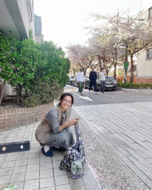 Han Hyo-joo Instagram - 봉석이 엄마
최연소 수석 안기부 요원 이미현
김두식씨
엄마 옷 입은 봉석이
퇴근길
인천 앞바다의 반댓말은 인천엄마다 
그 해 벚꽃 🌸

#MOVING